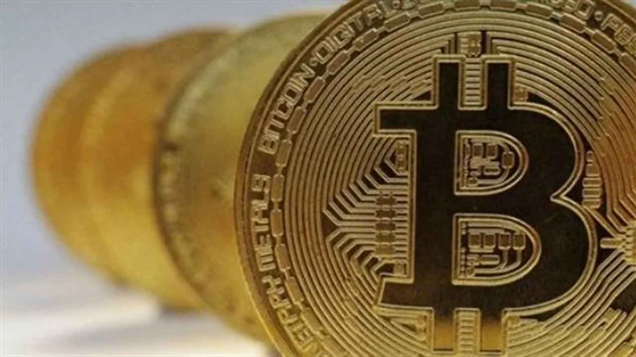 بيتكوين تتهاوى.. تراجع مفاجئ إلى 74.6 ألف دولار بسبب المخاوف الاقتصادية
